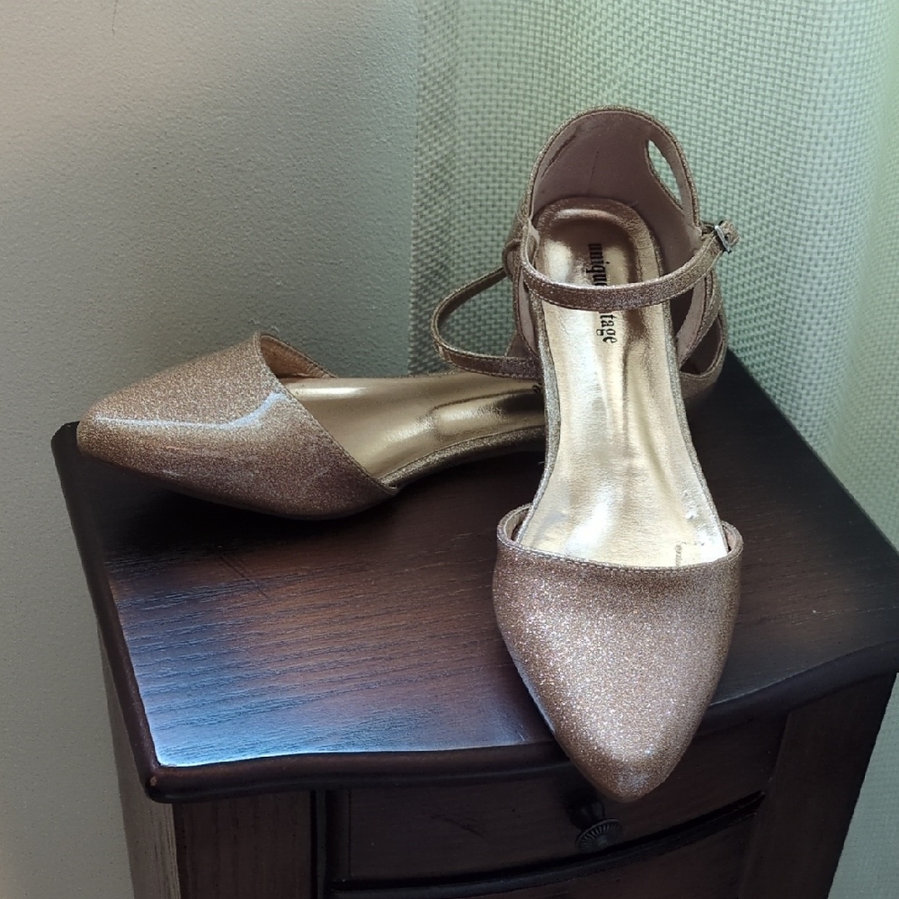 Unique Vintage Glittering Gold Flats